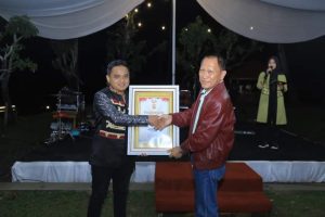 Direktur utama Management Global Grup M.Syafril Ridho, SH saat memberikan penghargaan kepada PJ Bupati Tulang Bawang Drs. Qudrotul Ikhwan, MM 